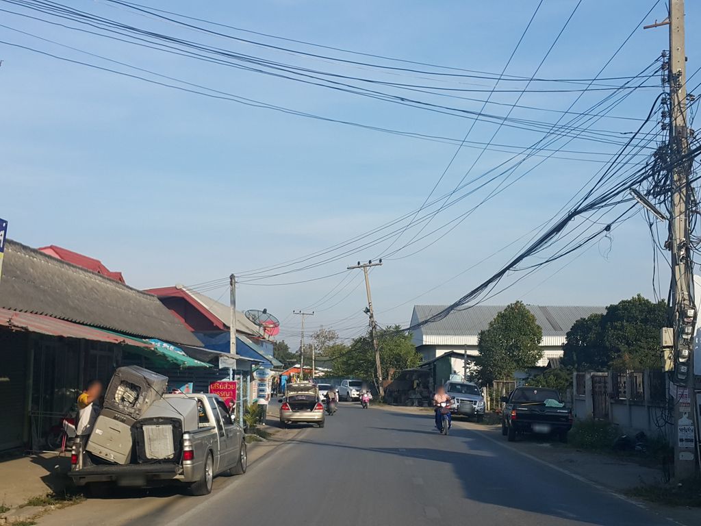 ภาพถนนตรงที่ โรตีชาชักณคร ตั้งอยู่ ถ่ายโดย jrcarlsen พ.ศ. 2559 (2016) · A street-level view of where โรตีชาชักณคร · Rotichachaknok stands, by jrcarlsen in 2559 (2016)