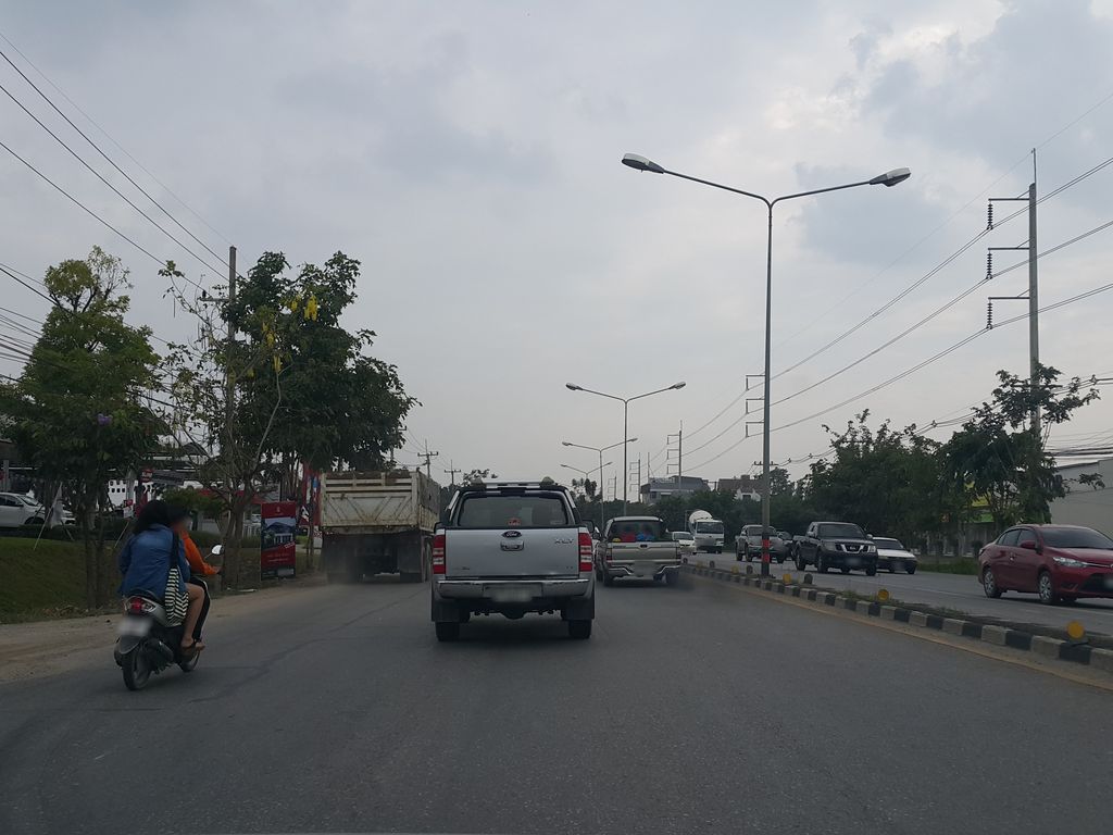 ภาพถนนตรงที่ สมานชัยมอเตอร์ลำพูน ตั้งอยู่ ถ่ายโดย jrcarlsen พ.ศ. 2558 (2015) · A street-level view of where สมานชัยมอเตอร์ลำพูน · Saman Chai Motor Lamphun stands, by jrcarlsen in 2558 (2015)