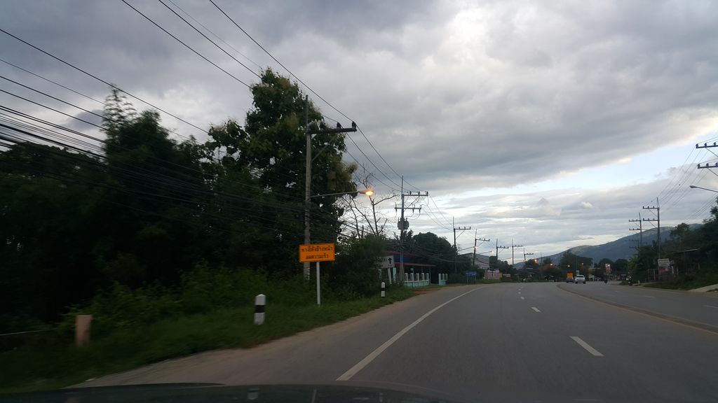 ภาพถนนตรงที่ Ban Mo Pet Clinic ตั้งอยู่ ถ่ายโดย jrcarlsen พ.ศ. 2560 (2017) · A street-level view of where Ban Mo Pet Clinic stands, by jrcarlsen in 2560 (2017)