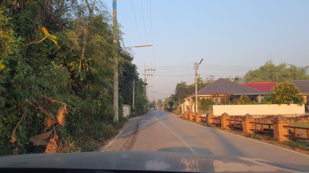 ภาพถนนตรงที่ วัดช้างน้ำ ตั้งอยู่ ถ่ายโดย jrcarlsen พ.ศ. 2566 (2023) · A street-level view of where วัดช้างน้ำ · Wat Changnam stands, by jrcarlsen in 2566 (2023)