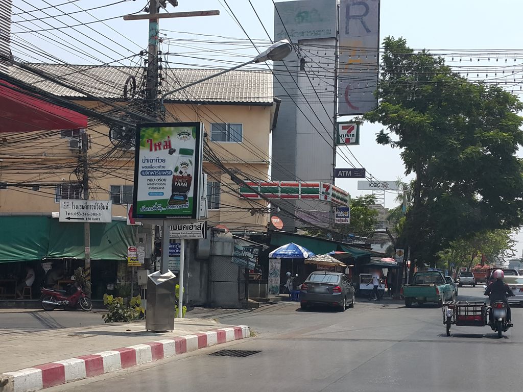 ภาพถนนตรงที่ LaRin ตั้งอยู่ ถ่ายโดย jrcarlsen พ.ศ. 2559 (2016) · A street-level view of where LaRin stands, by jrcarlsen in 2559 (2016)