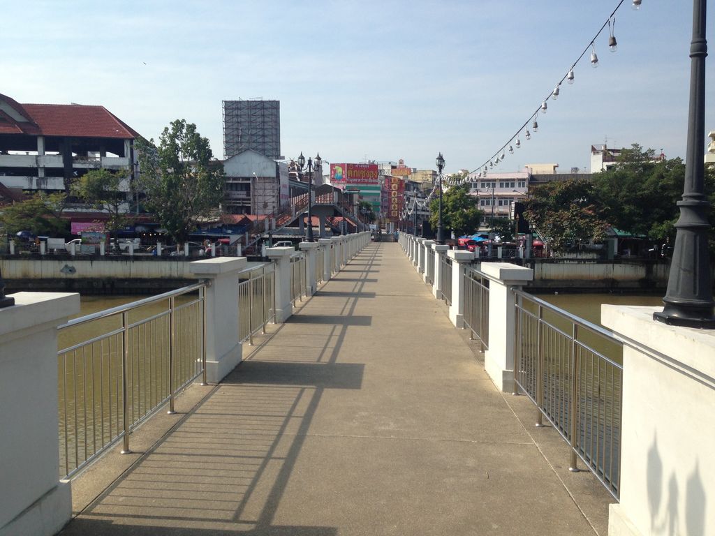 ภาพถนนตรงที่ Chansom Memorial Bridge ตั้งอยู่ ถ่ายโดย tosseto พ.ศ. 2561 (2018) · A street-level view of where Chansom Memorial Bridge stands, by tosseto in 2561 (2018)