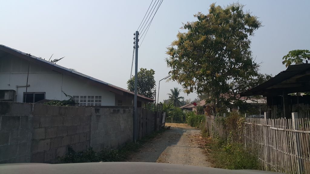 ภาพถนนตรงที่ บ้านสันมะเกี๋ยง ตั้งอยู่ ถ่ายโดย jrcarlsen พ.ศ. 2560 (2017) · A street-level view of where บ้านสันมะเกี๋ยง · Ban Sanmakiang stands, by jrcarlsen in 2560 (2017)