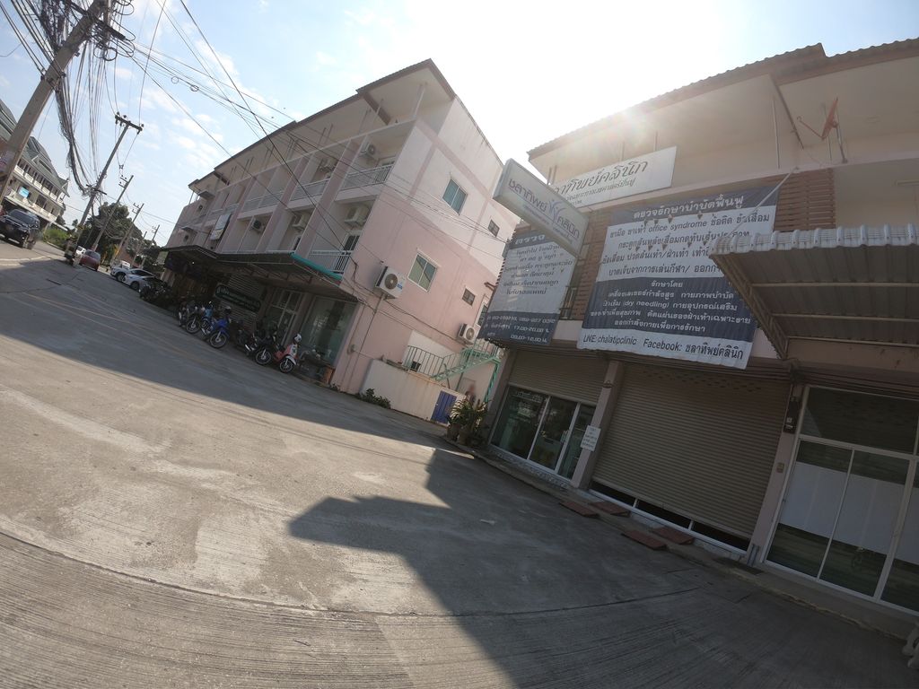 ภาพถนนตรงที่ คลินิก กายภาพบำบัด & ฟื้นฟู เชียงใหม่ by ซานเป่า เฮลท์ คลินิก ตั้งอยู่ ถ่ายโดย chanuwath_grab พ.ศ. 2562 (2019) · A street-level view of where คลินิก กายภาพบำบัด & ฟื้นฟู เชียงใหม่ by ซานเป่า เฮลท์ คลินิก · Kaiphapbambat & Fuenfu Chiang Mai By Sanpao Health Clinic Clinic stands, by chanuwath_grab in 2562 (2019)