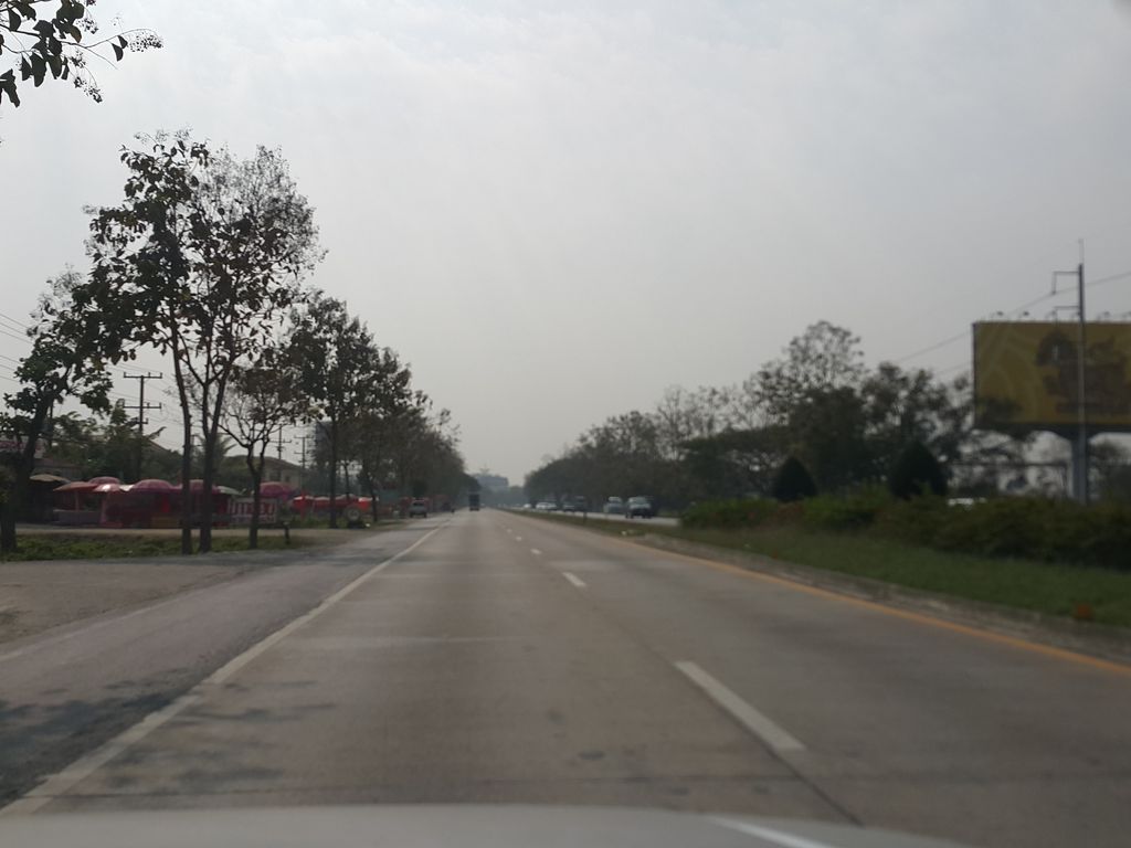 ภาพถนนตรงที่ ข้าวซอยแม่พิกุล ตั้งอยู่ ถ่ายโดย jrcarlsen พ.ศ. 2558 (2015) · A street-level view of where ข้าวซอยแม่พิกุล · Khao Soi Mae Phikun stands, by jrcarlsen in 2558 (2015)