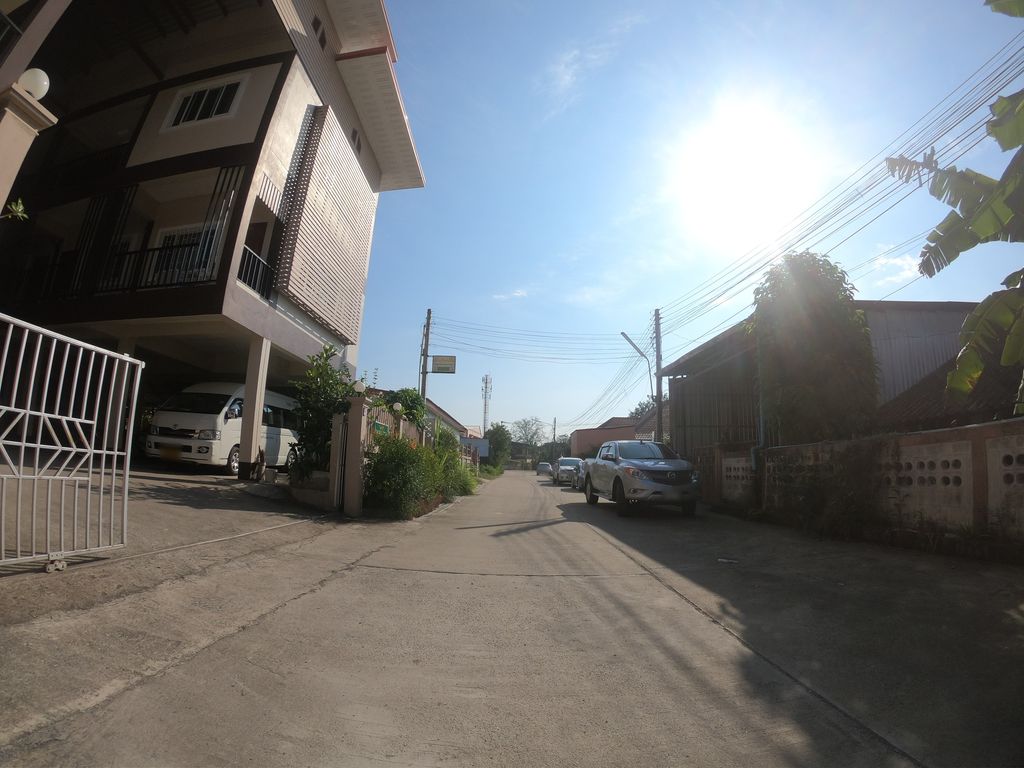 ภาพถนนตรงที่ Chantra Maeping House ตั้งอยู่ ถ่ายโดย chanuwath_grab พ.ศ. 2562 (2019) · A street-level view of where Chantra Maeping House stands, by chanuwath_grab in 2562 (2019)