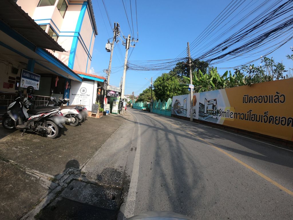 ภาพถนนตรงที่ Bluelondon Salon ตั้งอยู่ ถ่ายโดย chanuwath_grab พ.ศ. 2562 (2019) · A street-level view of where Bluelondon Salon stands, by chanuwath_grab in 2562 (2019)