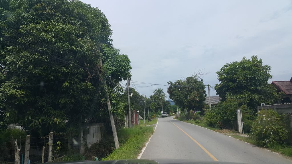 ภาพถนนตรงที่ บ้านพักฮิมดอย ตั้งอยู่ ถ่ายโดย jrcarlsen พ.ศ. 2561 (2018) · A street-level view of where บ้านพักฮิมดอย · Himdoi Guest house stands, by jrcarlsen in 2561 (2018)