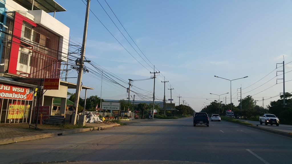 ภาพถนนตรงที่ ก๋วยเตี๋ยวลิ้นวัว-ก๋วยเตี๋ยวขาหมู "เนินมะกอก"หนองจ๊อม ตั้งอยู่ ถ่ายโดย jrcarlsen พ.ศ. 2559 (2016) · A street-level view of where ก๋วยเตี๋ยวลิ้นวัว-ก๋วยเตี๋ยวขาหมู "เนินมะกอก"หนองจ๊อม · Kuaitiao Lin Wua-Kuaitiao Khamu "noenmakok"nongchom stands, by jrcarlsen in 2559 (2016)