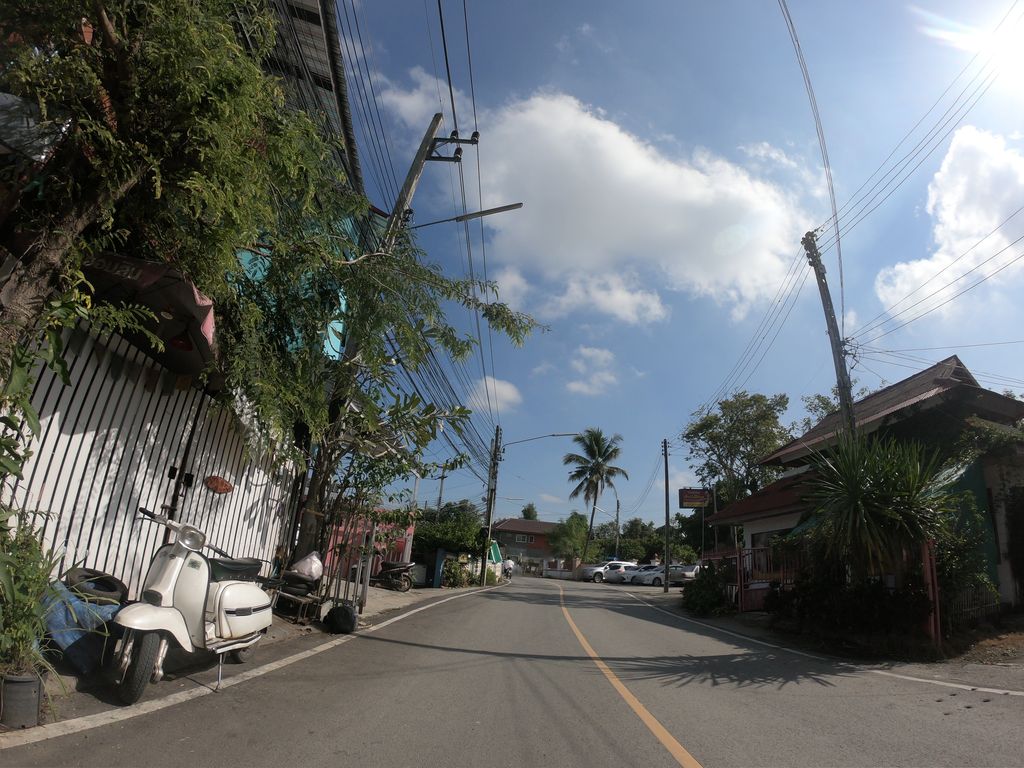 ภาพถนนตรงที่ เตห่อ homemade ตั้งอยู่ ถ่ายโดย chanuwath_grab พ.ศ. 2562 (2019) · A street-level view of where เตห่อ homemade stands, by chanuwath_grab in 2562 (2019)