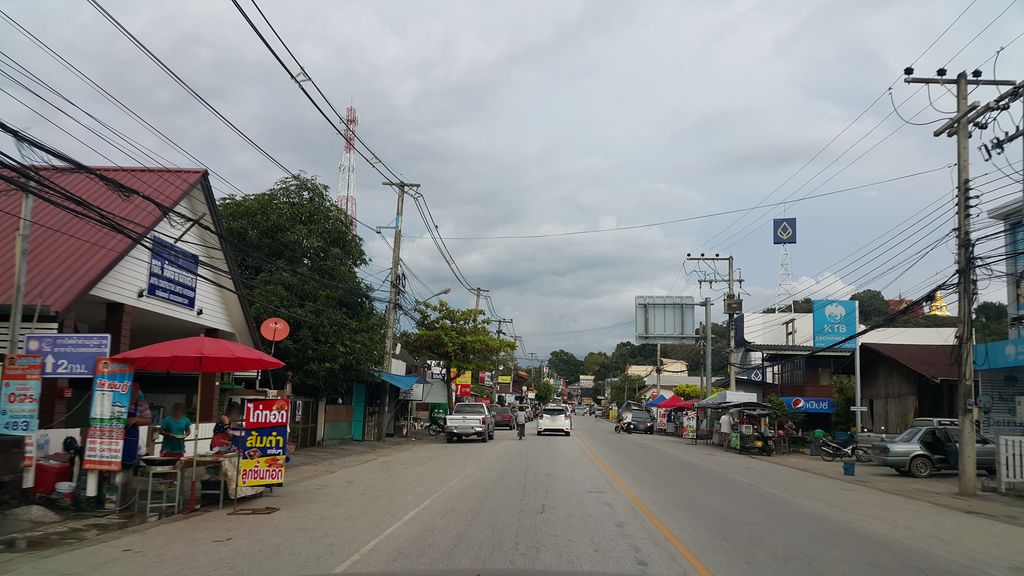 ภาพถนนตรงที่ ห้างทองสามพี่น้อง ตั้งอยู่ ถ่ายโดย jrcarlsen พ.ศ. 2559 (2016) · A street-level view of where ห้างทองสามพี่น้อง · Hangthong Samphinong stands, by jrcarlsen in 2559 (2016)