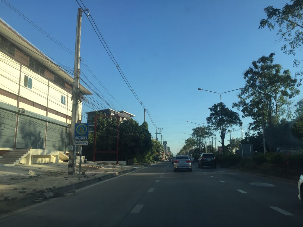 ภาพถนนตรงที่ เจ๊ลี่เริ่ด ตั้งอยู่ ถ่ายโดย kyoko พ.ศ. 2561 (2018) · A street-level view of where เจ๊ลี่เริ่ด · Cheliroet stands, by kyoko in 2561 (2018)