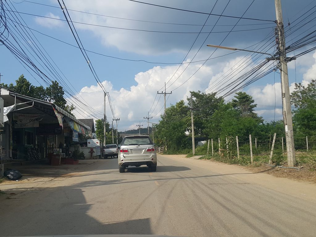ภาพถนนตรงที่ บ้านสันหนอง ตั้งอยู่ ถ่ายโดย jrcarlsen พ.ศ. 2558 (2015) · A street-level view of where บ้านสันหนอง · Ban San Nong stands, by jrcarlsen in 2558 (2015)