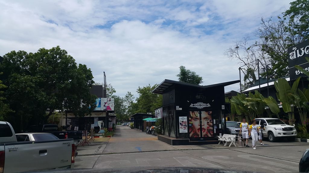 ภาพถนนตรงที่ บ้านเติมอิ่ม ตั้งอยู่ ถ่ายโดย jrcarlsen พ.ศ. 2559 (2016) · A street-level view of where บ้านเติมอิ่ม · Ban Toem Im stands, by jrcarlsen in 2559 (2016)
