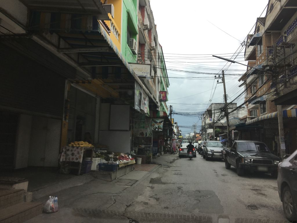 ภาพถนนตรงที่ Sleep Land ตั้งอยู่ ถ่ายโดย wapriz พ.ศ. 2561 (2018) · A street-level view of where Sleep Land stands, by wapriz in 2561 (2018)