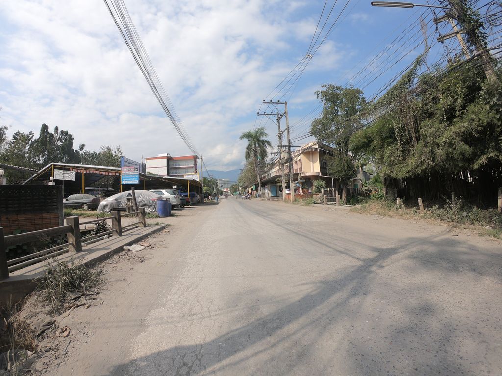 ภาพถนนตรงที่ Somewhere ตั้งอยู่ ถ่ายโดย chanuwath_grab พ.ศ. 2562 (2019) · A street-level view of where Somewhere stands, by chanuwath_grab in 2562 (2019)