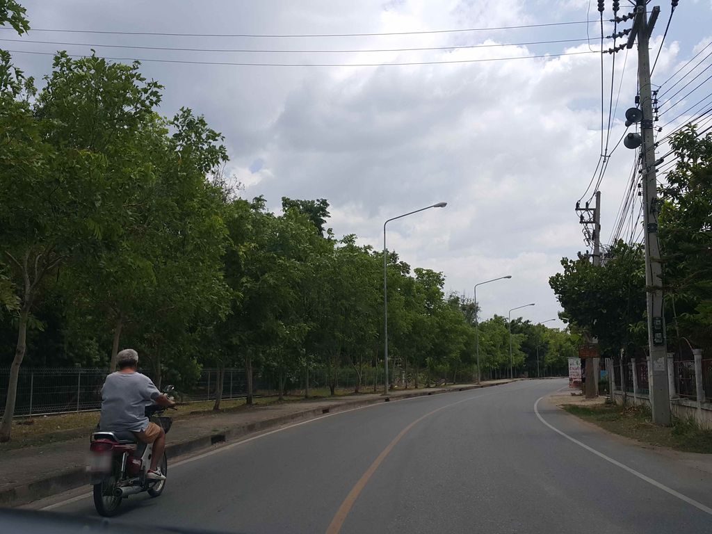 ภาพถนนตรงที่ เอก โอชา ตั้งอยู่ ถ่ายโดย jrcarlsen พ.ศ. 2558 (2015) · A street-level view of where เอก โอชา · Ek Ocha stands, by jrcarlsen in 2558 (2015)