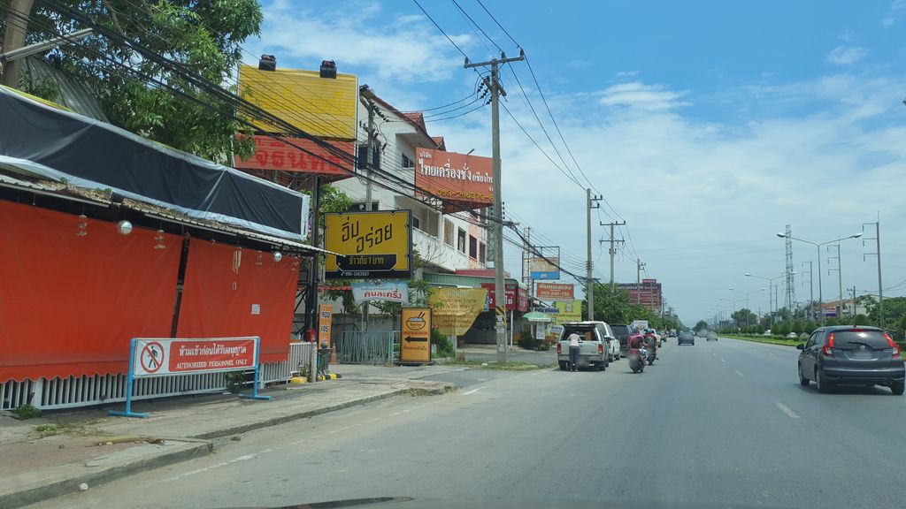 ภาพถนนตรงที่ เอเซียปศุสัตว์ แม่โจ้ ตั้งอยู่ ถ่ายโดย jrcarlsen พ.ศ. 2564 (2021) · A street-level view of where เอเซียปศุสัตว์ แม่โจ้ · Esia Pasusat Mae Jo stands, by jrcarlsen in 2564 (2021)