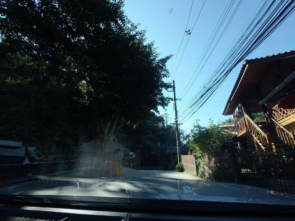 ภาพถนนตรงที่ บ้านชื่นชีวา แม่กำปอง ตั้งอยู่ ถ่ายโดย mishari พ.ศ. 2563 (2020) · A street-level view of where บ้านชื่นชีวา แม่กำปอง · Ban Chuen Chiwa Mae Kam Pong stands, by mishari in 2563 (2020)