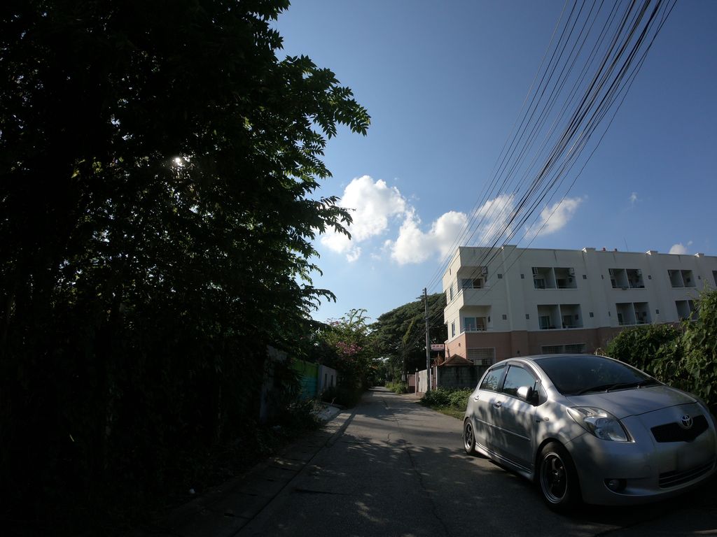 ภาพถนนตรงที่ OMG Carrent ตั้งอยู่ ถ่ายโดย chanuwath_grab พ.ศ. 2562 (2019) · A street-level view of where OMG Carrent stands, by chanuwath_grab in 2562 (2019)