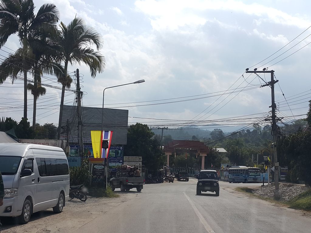 ภาพถนนตรงที่ พี มอเตอร์ไบค์ ตั้งอยู่ ถ่ายโดย jrcarlsen พ.ศ. 2558 (2015) · A street-level view of where พี มอเตอร์ไบค์ · Phi Motorbike stands, by jrcarlsen in 2558 (2015)