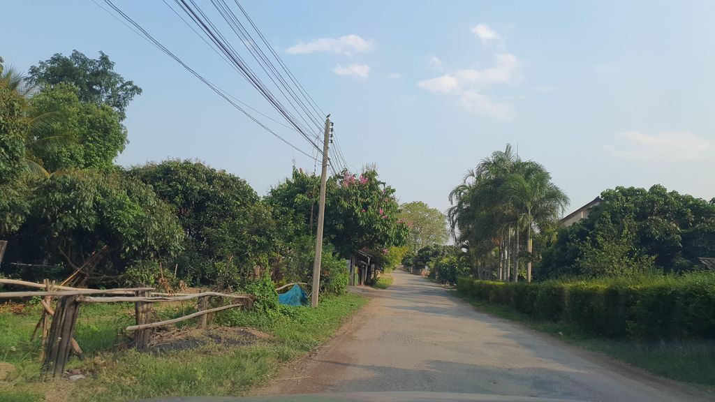 ภาพถนนตรงที่ ร้านสองพี่น้องปลาเผาหัวขัวสันปูเลย ตั้งอยู่ ถ่ายโดย jrcarlsen พ.ศ. 2565 (2022) · A street-level view of where ร้านสองพี่น้องปลาเผาหัวขัวสันปูเลย · Ran Songphinong Pla Phaohua Khua San Puloei stands, by jrcarlsen in 2565 (2022)