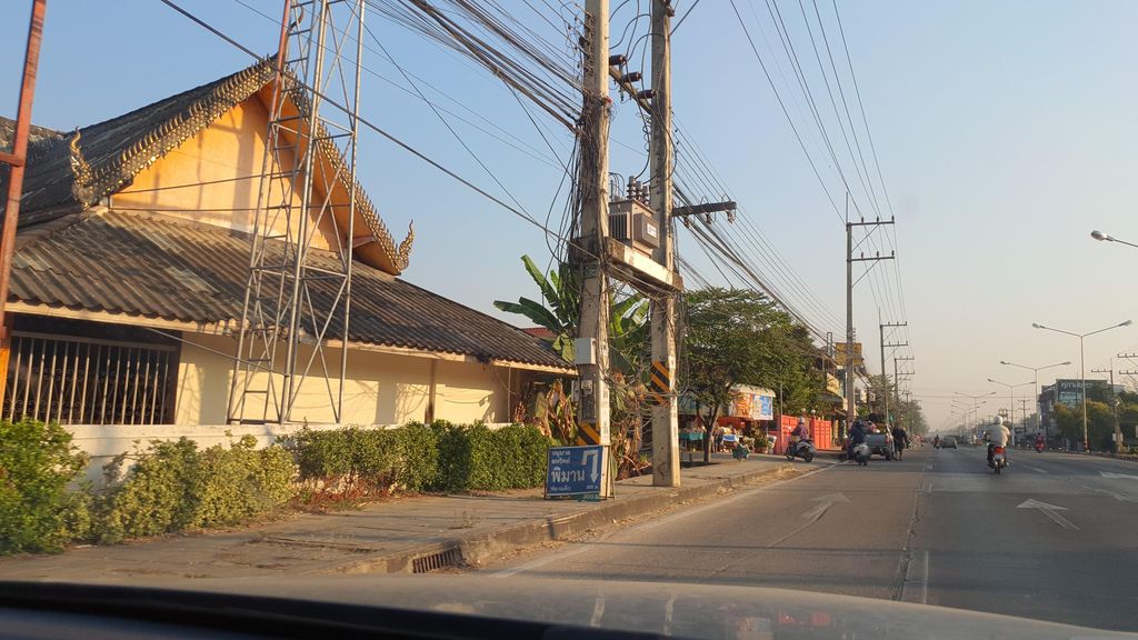 ภาพถนนตรงที่ วัดสุวรรณประดิษฐ์ ตั้งอยู่ ถ่ายโดย jrcarlsen พ.ศ. 2566 (2023) · A street-level view of where วัดสุวรรณประดิษฐ์ · Wat Suoraron Pradit stands, by jrcarlsen in 2566 (2023)