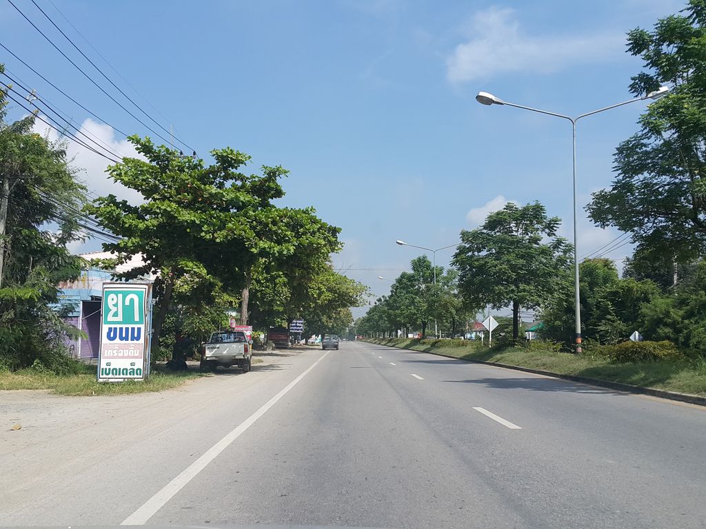 ภาพถนนตรงที่ TonToon Express รับ-ส่งพัสดุ ตั้งอยู่ ถ่ายโดย jrcarlsen พ.ศ. 2558 (2015) · A street-level view of where TonToon Express รับ-ส่งพัสดุ stands, by jrcarlsen in 2558 (2015)
