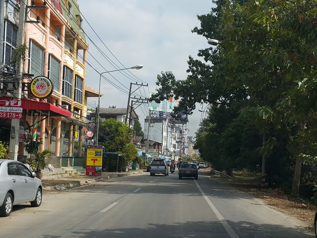 ภาพถนนตรงที่ Krungthai Panich Insurance ตั้งอยู่ ถ่ายโดย jrcarlsen พ.ศ. 2558 (2015) · A street-level view of where Krungthai Panich Insurance stands, by jrcarlsen in 2558 (2015)