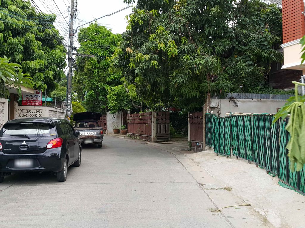 ภาพถนนตรงที่ Hotel Rosy ตั้งอยู่ ถ่ายโดย jrcarlsen พ.ศ. 2558 (2015) · A street-level view of where Hotel Rosy stands, by jrcarlsen in 2558 (2015)