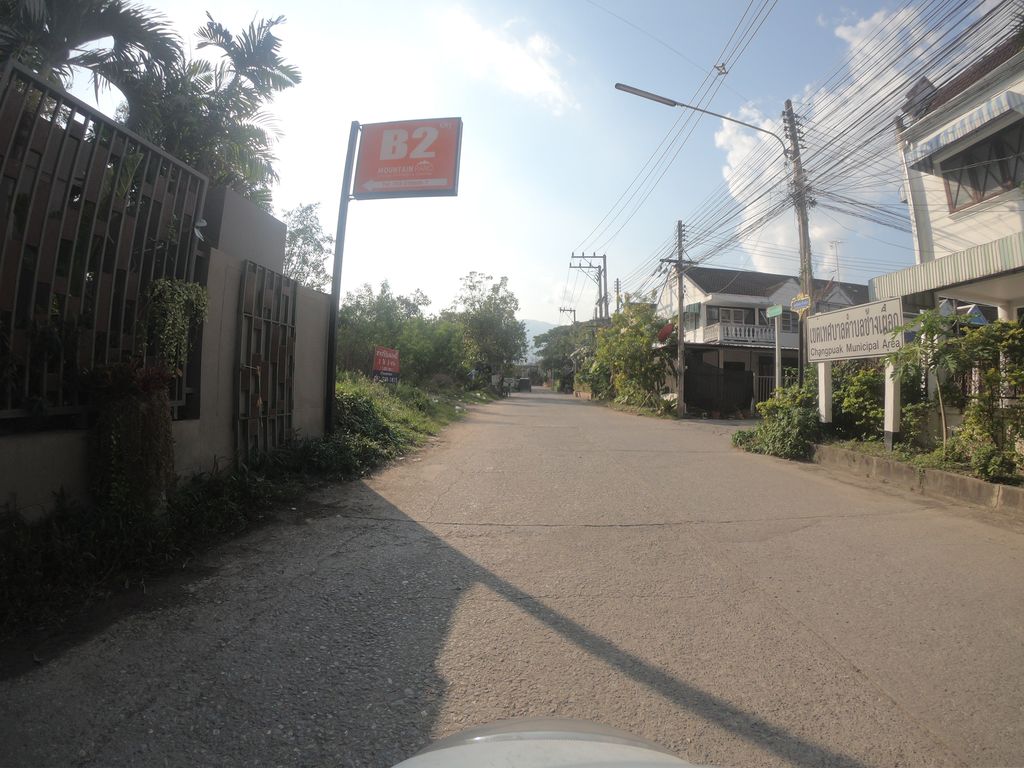 ภาพถนนตรงที่ B2 Mountain Pano Residence Chiang Mai ตั้งอยู่ ถ่ายโดย chanuwath_grab พ.ศ. 2562 (2019) · A street-level view of where B2 Mountain Pano Residence Chiang Mai stands, by chanuwath_grab in 2562 (2019)