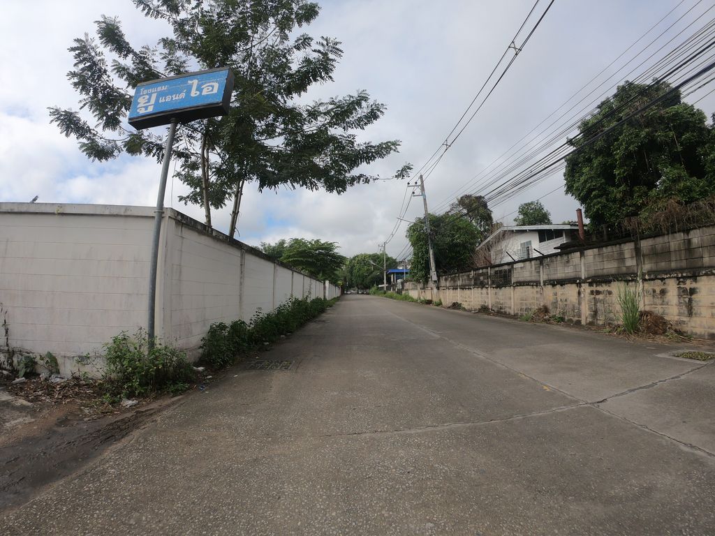 ภาพถนนตรงที่ Yimjaroen Bar ตั้งอยู่ ถ่ายโดย chanuwath_grab พ.ศ. 2562 (2019) · A street-level view of where Yimjaroen Bar stands, by chanuwath_grab in 2562 (2019)