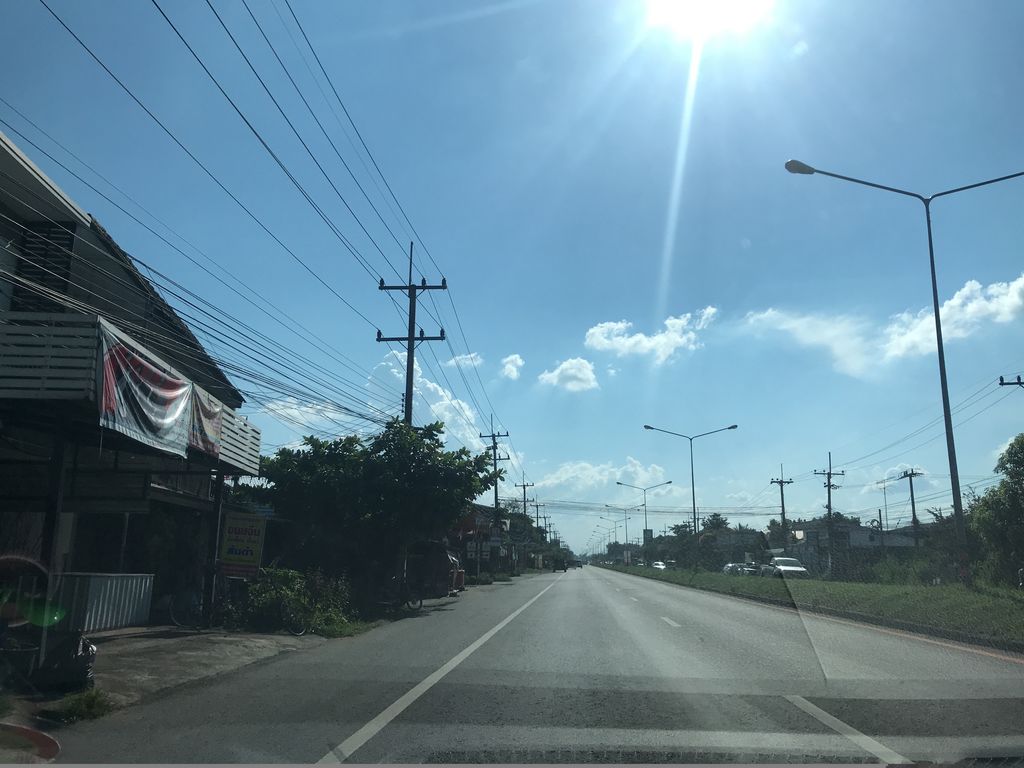 ภาพถนนตรงที่ ก๋วยเตี๋ยวดวง แม่ขาน ตั้งอยู่ ถ่ายโดย prasert พ.ศ. 2561 (2018) · A street-level view of where ก๋วยเตี๋ยวดวง แม่ขาน · Kuaitiao Duang Mae Khan stands, by prasert in 2561 (2018)
