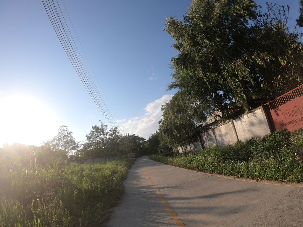 ภาพถนนตรงที่ โรงงานที่นอนไทยโฮม ตั้งอยู่ ถ่ายโดย chanuwath_grab พ.ศ. 2562 (2019) · A street-level view of where โรงงานที่นอนไทยโฮม · Rongngan Thi Non Thai Home stands, by chanuwath_grab in 2562 (2019)