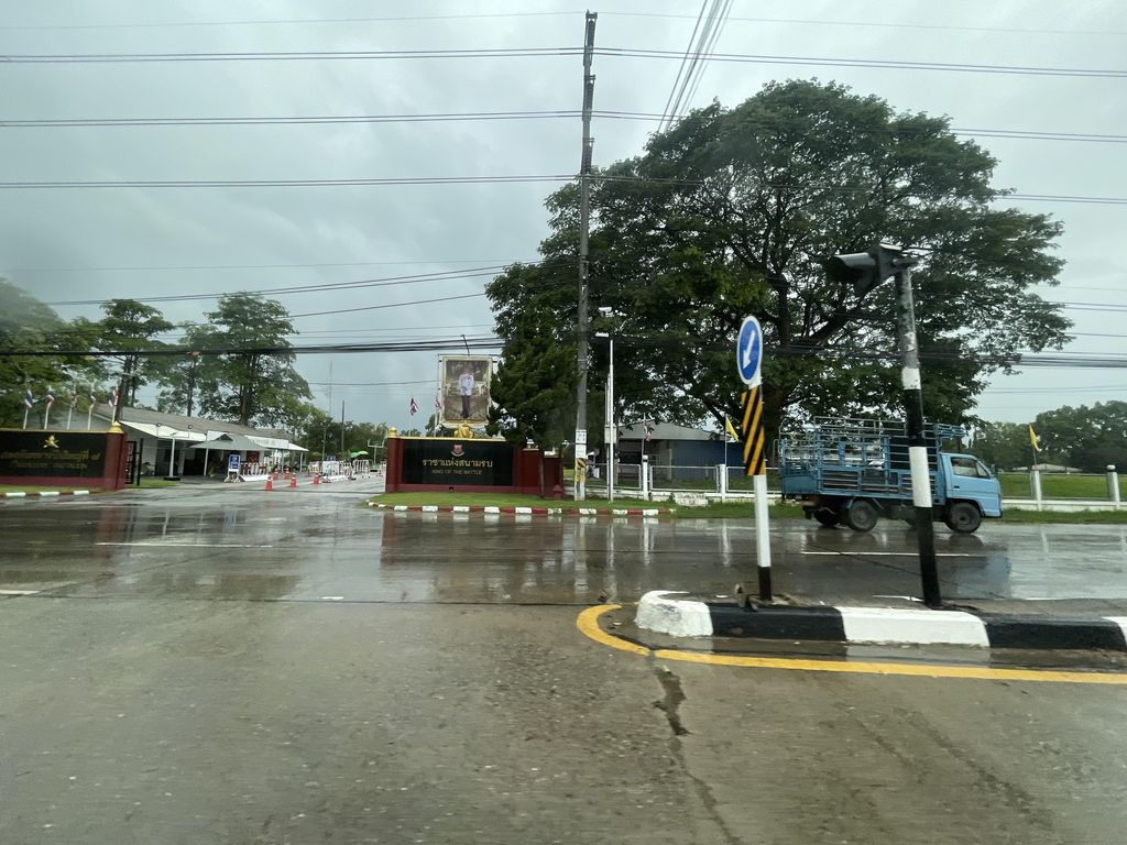 ภาพถนนตรงที่ ครัวจิรา ตั้งอยู่ ถ่ายโดย filipb พ.ศ. 2566 (2023) · A street-level view of where ครัวจิรา · Khruachira stands, by filipb in 2566 (2023)