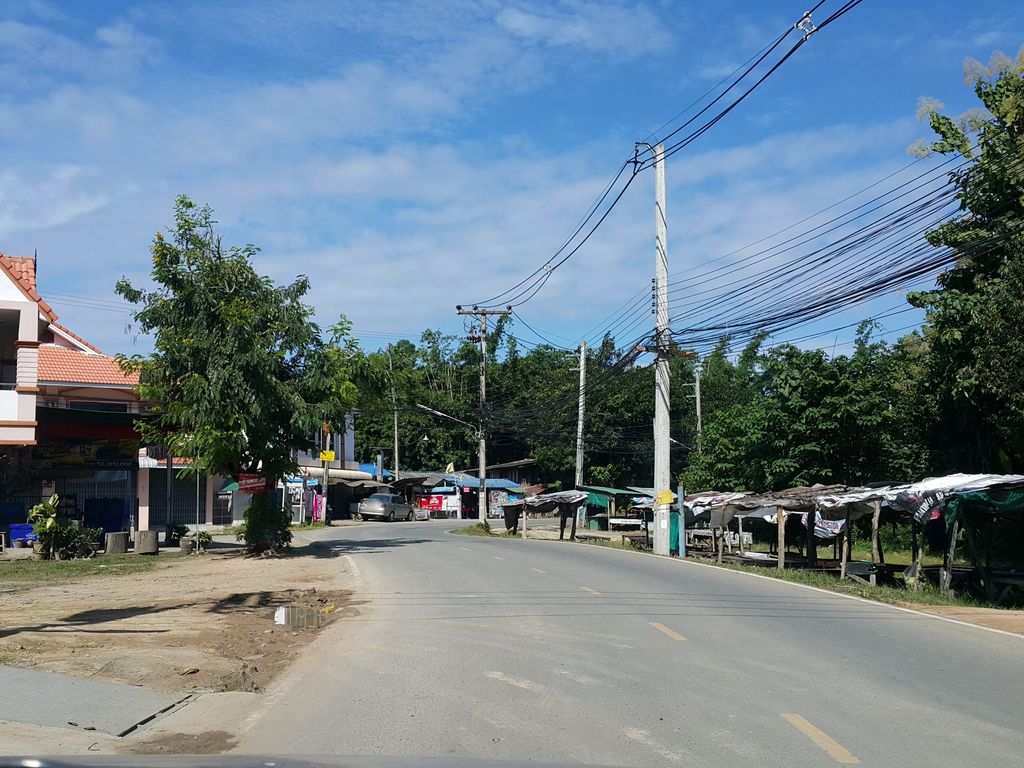 ภาพถนนตรงที่ สิริมาศ แมนชั่น ตั้งอยู่ ถ่ายโดย jrcarlsen พ.ศ. 2558 (2015) · A street-level view of where สิริมาศ แมนชั่น · Sirimat Mansion stands, by jrcarlsen in 2558 (2015)