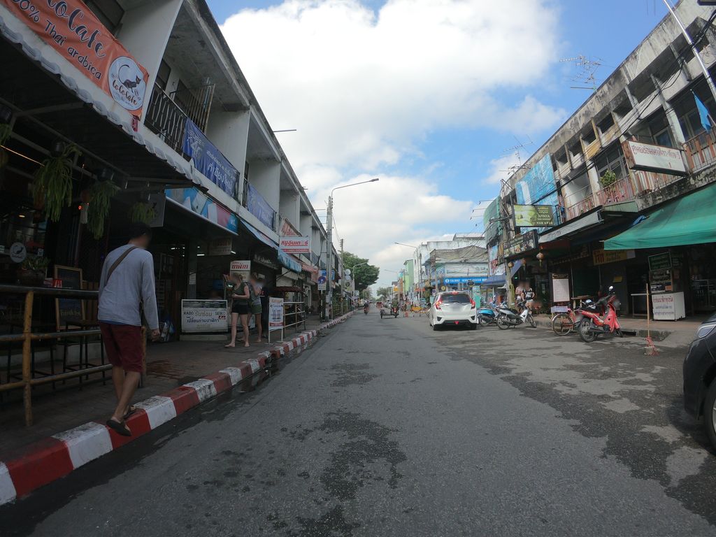 ภาพถนนตรงที่ ช่างกุญแจเชียงใหม่:ช่างหนุ่ยกุญแจ&นาฬิกา:ร้านทำกุญแจ ตั้งอยู่ ถ่ายโดย chanuwath_grab พ.ศ. 2562 (2019) · A street-level view of where ช่างกุญแจเชียงใหม่:ช่างหนุ่ยกุญแจ&นาฬิกา:ร้านทำกุญแจ · Changkunchae Chiang Mai:chang Nui Kunchae&nalika:ran Tham Kunchae stands, by chanuwath_grab in 2562 (2019)