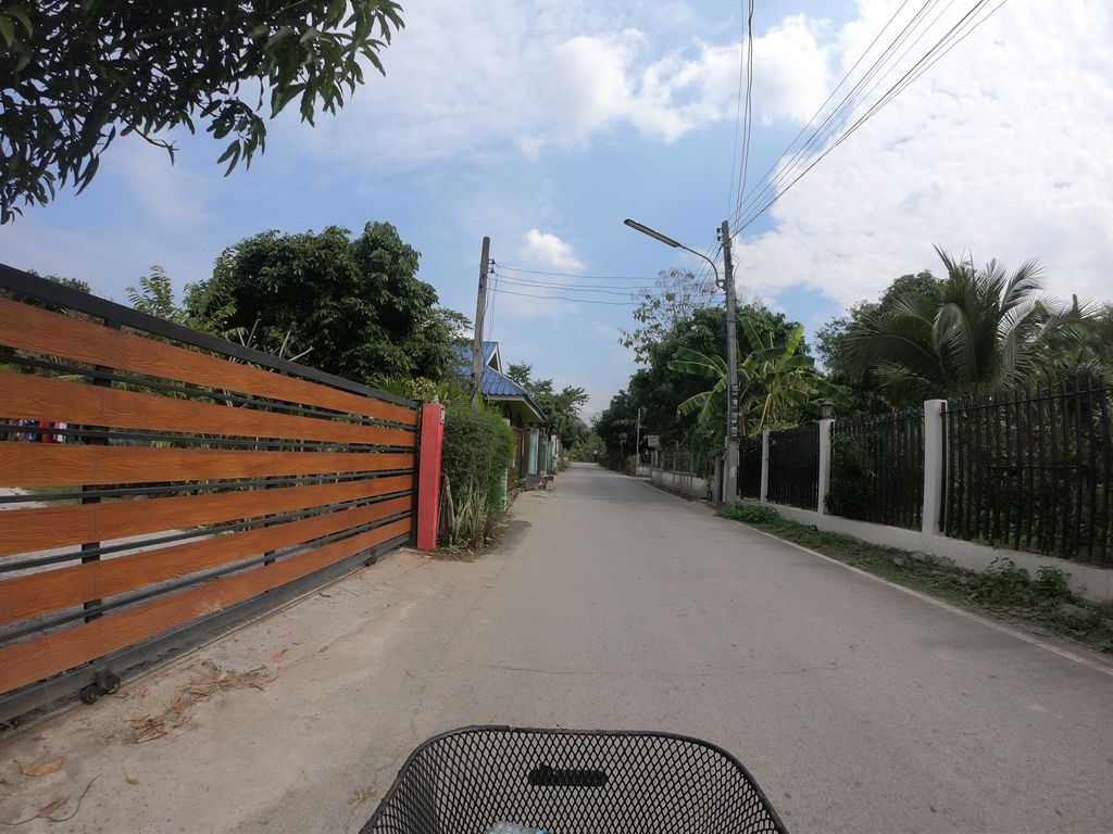 ภาพถนนตรงที่ หมูปลาร้าหน้าบ้าน ตั้งอยู่ ถ่ายโดย chanuwath_grab พ.ศ. 2562 (2019) · A street-level view of where หมูปลาร้าหน้าบ้าน · Muplara Naban stands, by chanuwath_grab in 2562 (2019)