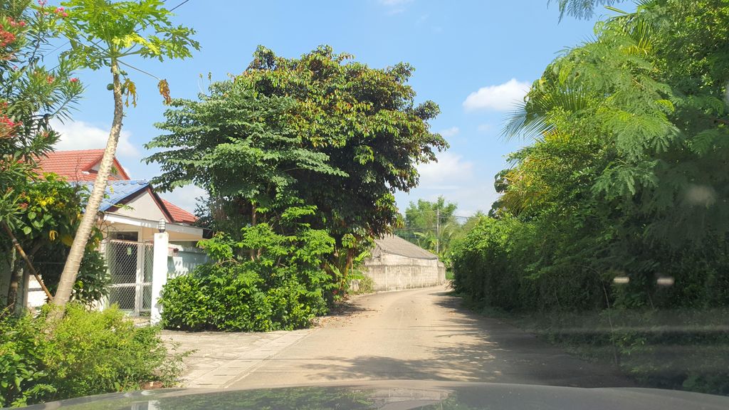 ภาพถนนตรงที่ บ้านไร่ ใจสุข ตั้งอยู่ ถ่ายโดย jrcarlsen พ.ศ. 2565 (2022) · A street-level view of where บ้านไร่ ใจสุข · Ban Rai Chaisuk stands, by jrcarlsen in 2565 (2022)