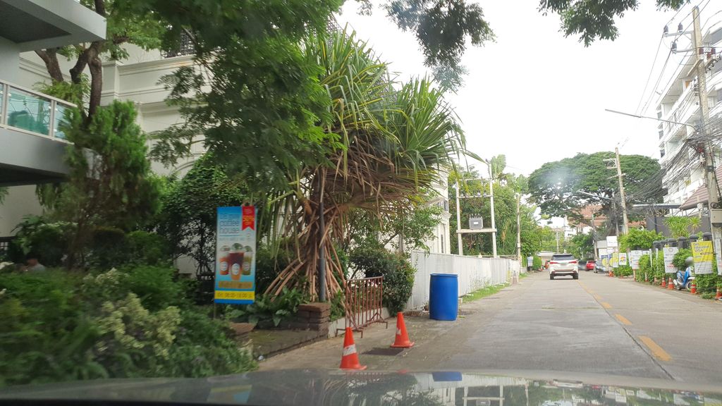 ภาพถนนตรงที่ รวีวารี เรสซิเด้นซ์ ตั้งอยู่ ถ่ายโดย jrcarlsen พ.ศ. 2564 (2021) · A street-level view of where รวีวารี เรสซิเด้นซ์ · Rawiwari Residence stands, by jrcarlsen in 2564 (2021)