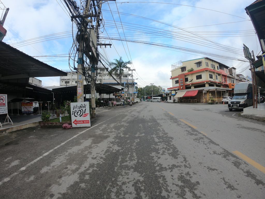 ภาพถนนตรงที่ 4U หมูทะ ตั้งอยู่ ถ่ายโดย chanuwath_grab พ.ศ. 2562 (2019) · A street-level view of where 4U หมูทะ · 4U Mutha stands, by chanuwath_grab in 2562 (2019)