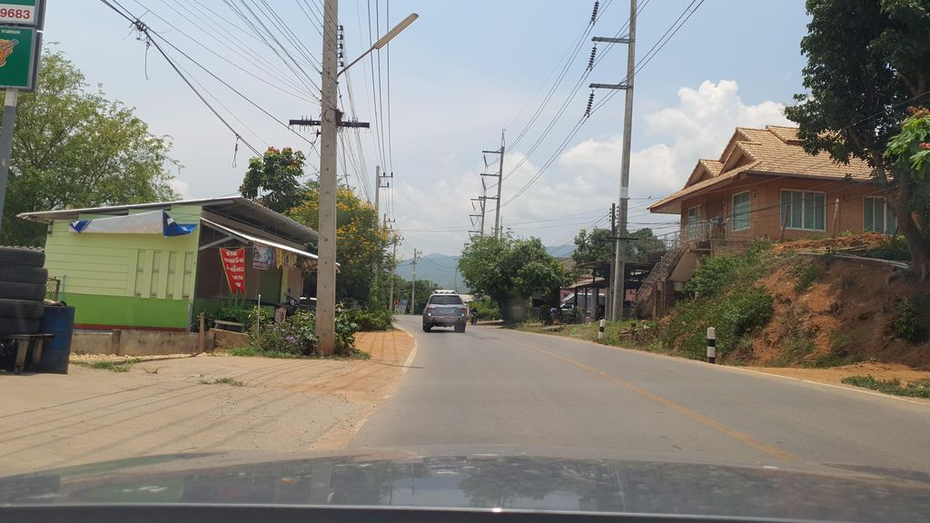 ภาพถนนตรงที่ อู่สมพงษ์เซอร์วิส ตั้งอยู่ ถ่ายโดย jrcarlsen พ.ศ. 2565 (2022) · A street-level view of where อู่สมพงษ์เซอร์วิส · U Som Phongsoewit stands, by jrcarlsen in 2565 (2022)