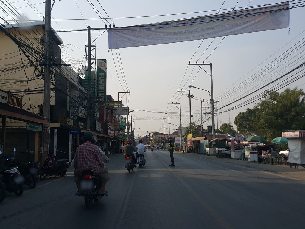 ภาพถนนตรงที่ หมอมวลชน สันกำแพง ตั้งอยู่ ถ่ายโดย jrcarlsen พ.ศ. 2558 (2015) · A street-level view of where หมอมวลชน สันกำแพง · Mo Muanchon San Kamphaeng stands, by jrcarlsen in 2558 (2015)
