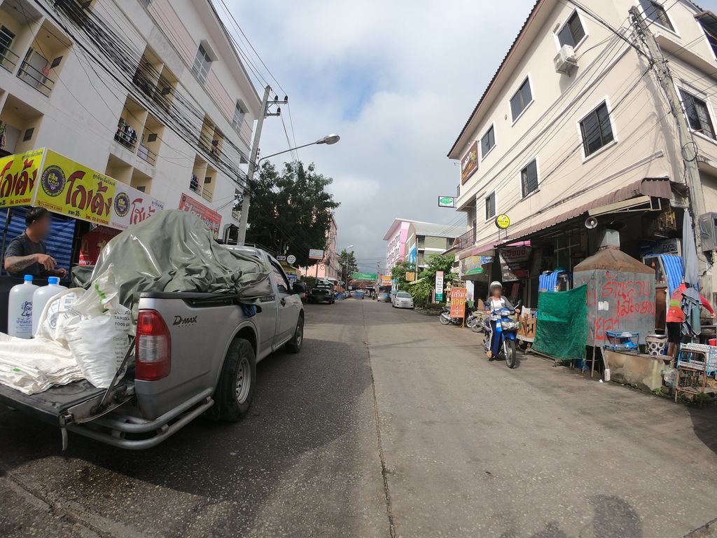 ภาพถนนตรงที่ ลาบขมเมืองยอง ตั้งอยู่ ถ่ายโดย chanuwath_grab พ.ศ. 2562 (2019) · A street-level view of where ลาบขมเมืองยอง · Lapkhom Mueang Yong stands, by chanuwath_grab in 2562 (2019)
