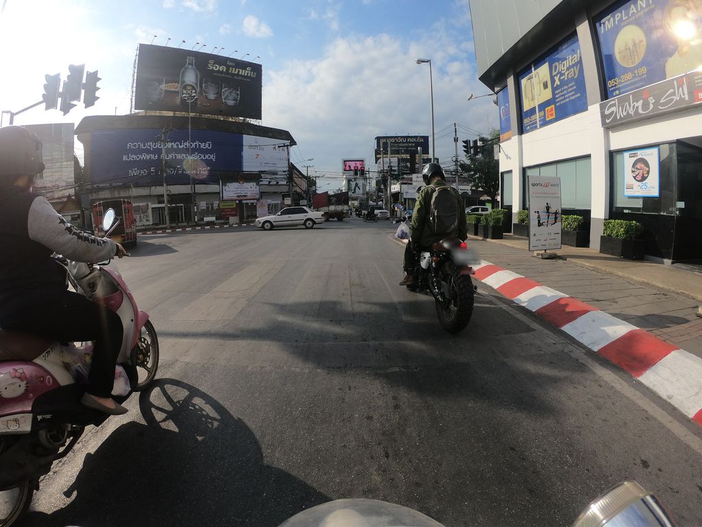 ภาพถนนตรงที่ Astra Sky River ตั้งอยู่ ถ่ายโดย chanuwath_grab พ.ศ. 2562 (2019) · A street-level view of where Astra Sky River stands, by chanuwath_grab in 2562 (2019)