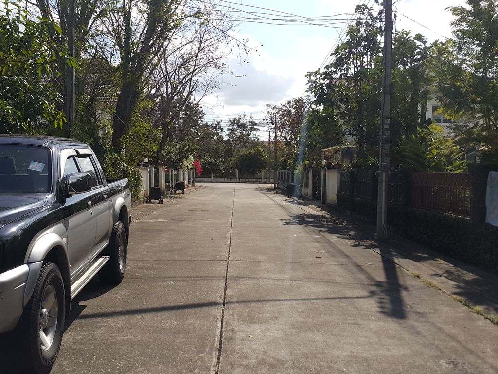 ภาพถนนตรงที่ คลินิกหมอปรีชา ตั้งอยู่ ถ่ายโดย jrcarlsen พ.ศ. 2558 (2015) · A street-level view of where คลินิกหมอปรีชา · Mo Pricha Clinic stands, by jrcarlsen in 2558 (2015)