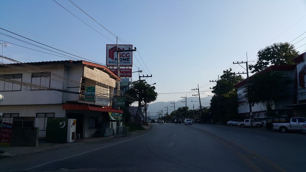 ภาพถนนตรงที่ ร้านจีพีผ้าม่านเชียงใหม่ ตั้งอยู่ ถ่ายโดย jrcarlsen พ.ศ. 2559 (2016) · A street-level view of where ร้านจีพีผ้าม่านเชียงใหม่ · Ran Chi Phi Phaman Chiang Mai stands, by jrcarlsen in 2559 (2016)