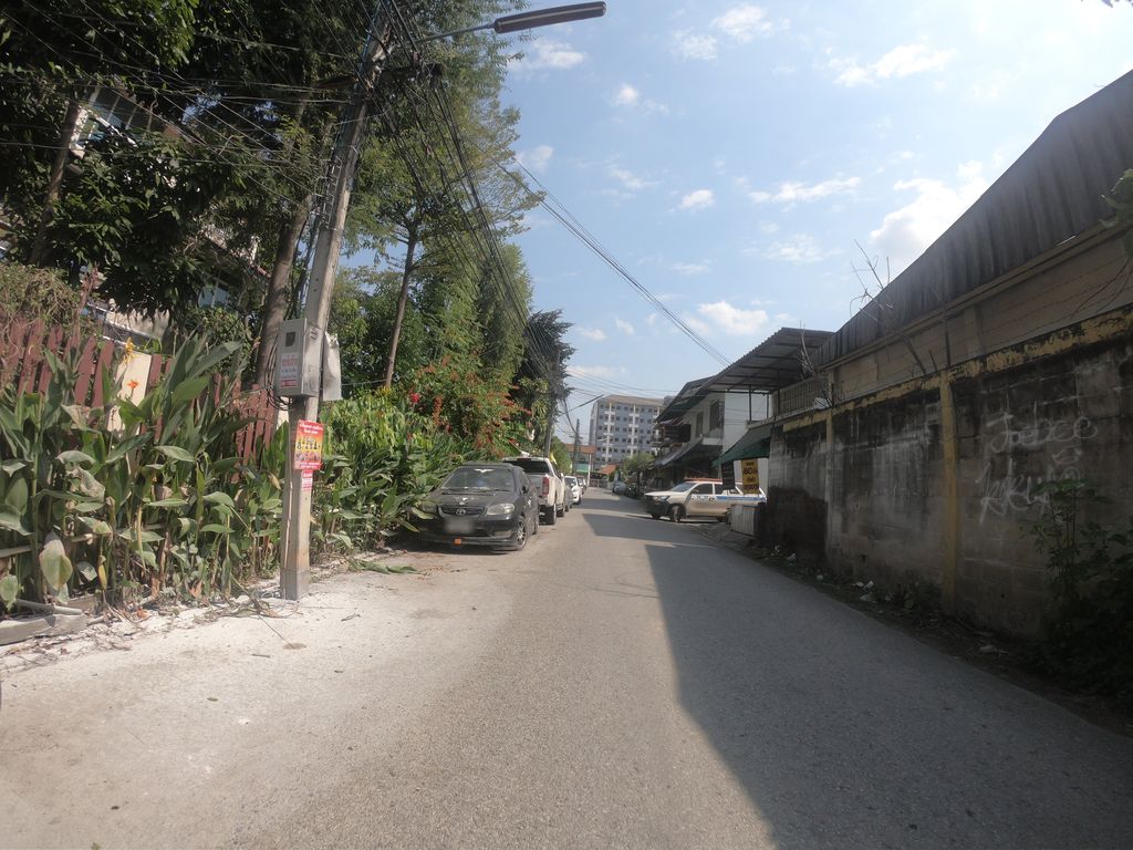 ภาพถนนตรงที่ ร้านก๋วยเตี๋ยวลีลา ตั้งอยู่ ถ่ายโดย chanuwath_grab พ.ศ. 2562 (2019) · A street-level view of where ร้านก๋วยเตี๋ยวลีลา · Ran Kuaitiao Lila stands, by chanuwath_grab in 2562 (2019)