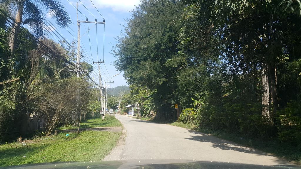 ภาพถนนตรงที่ บ้านสะเมิง Baan Samoeng ตั้งอยู่ ถ่ายโดย jrcarlsen พ.ศ. 2562 (2019) · A street-level view of where บ้านสะเมิง Baan Samoeng stands, by jrcarlsen in 2562 (2019)
