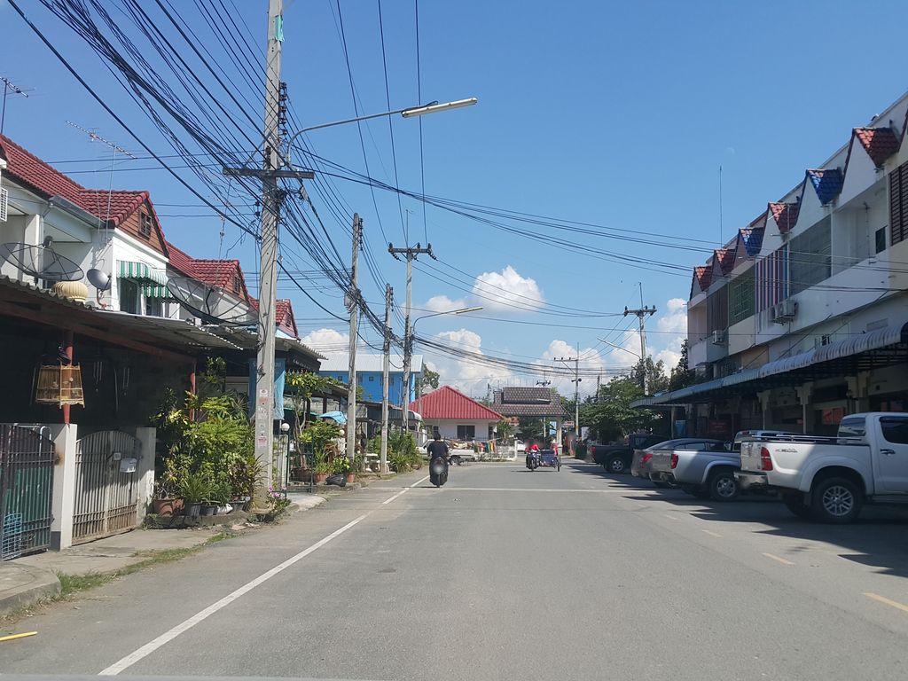 ภาพถนนตรงที่ IS Cafe ตั้งอยู่ ถ่ายโดย jrcarlsen พ.ศ. 2558 (2015) · A street-level view of where IS Cafe stands, by jrcarlsen in 2558 (2015)